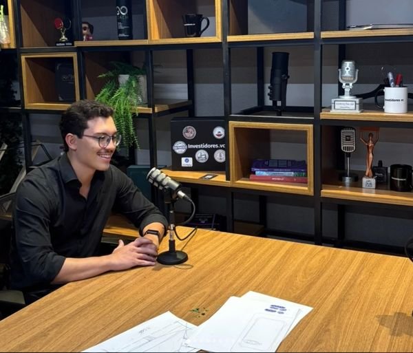 Cauã Portela durante gravação de podcast