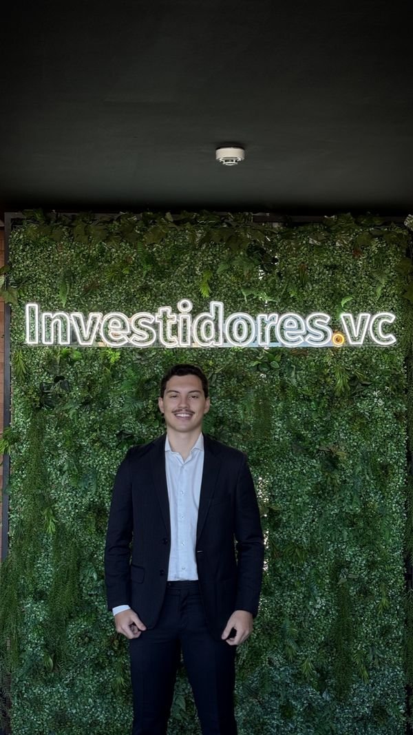 Cauã Portela no estúdio do podcast investidores.vc